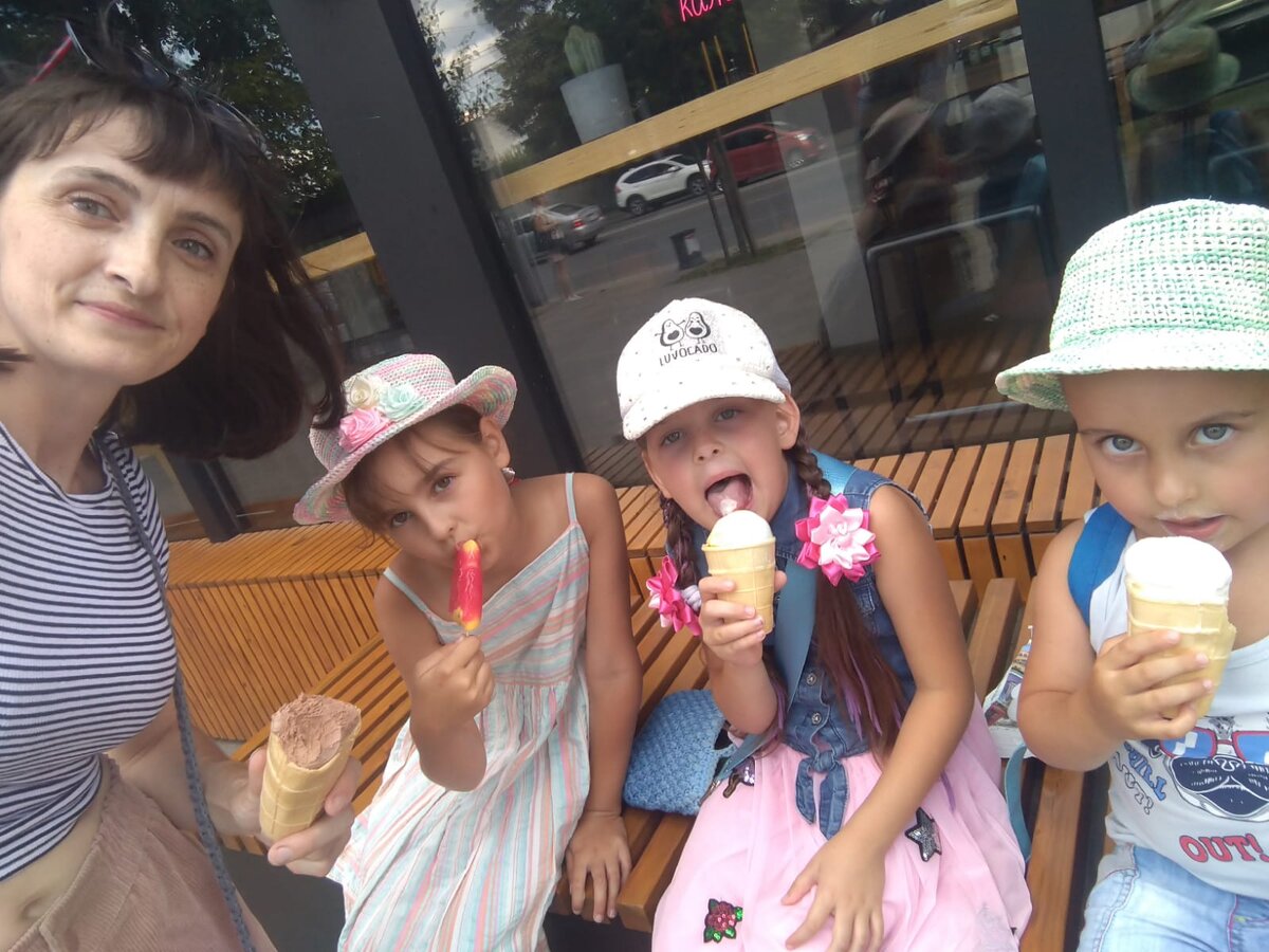 Летом едим дружно мороженое