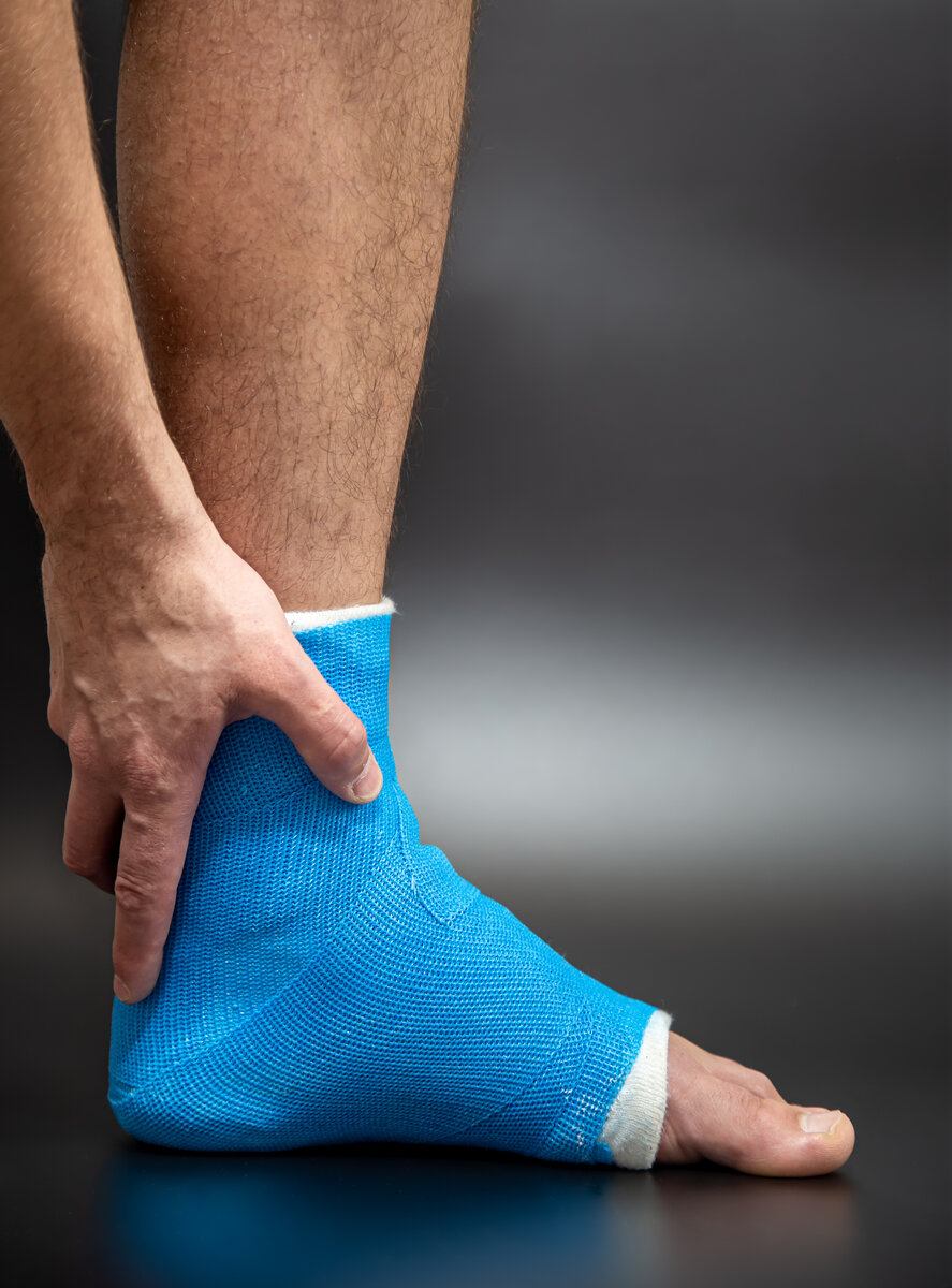 <a href="https://www.freepik.com/free-photo/blue-splint-ankle-bandaged-leg-cast-male-patient-dark-blurred-background-sports-injury-concept_11568620.htm#query=%D0%BF%D0%B5%D1%80%D0%B5%D0%BB%D0%BE%D0%BC%20%D0%BB%D0%BE%D0%B4%D1%8B%D0%B6%D0%B5%D0%BA&position=3&from_view=search&track=ais&uuid=295bbc6d-feb8-4818-8a5f-e2a2c886be6b">Image by pvproductions</a> on Freepik