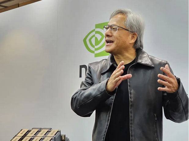 Дженсен Хуанг (Jensen Huang) прокомментировал план генерального директора OpenAI Сэма Альтмана (Sam Altman) по привлечению до 7 триллионов долларов на инициативу по созданию чипов для искусственного интеллекта, заявив, что эта сумма предполагает, что компьютеры не станут быстрее.