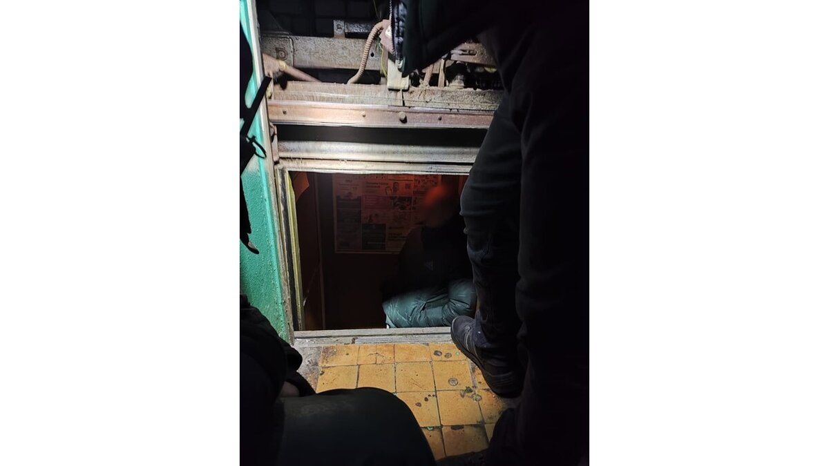    В Курске мужчина провалился в шахту на лифте