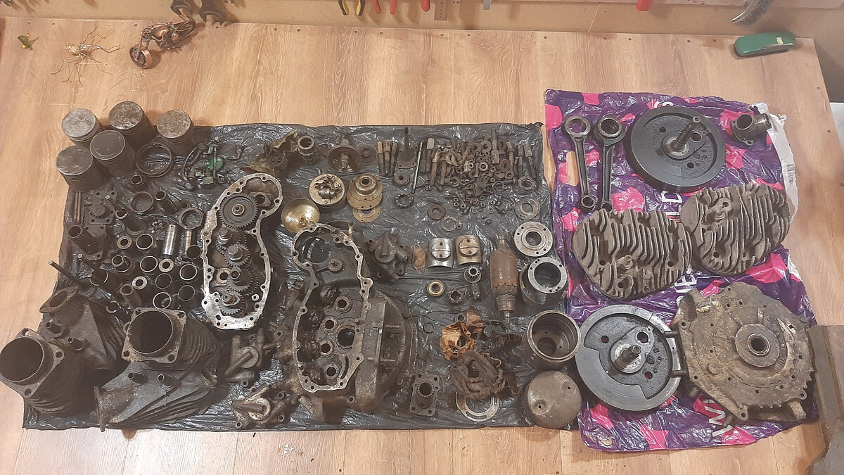 Разобранный двигатель Валуя. Мой друг назвал его вые....ный часовой механизм))