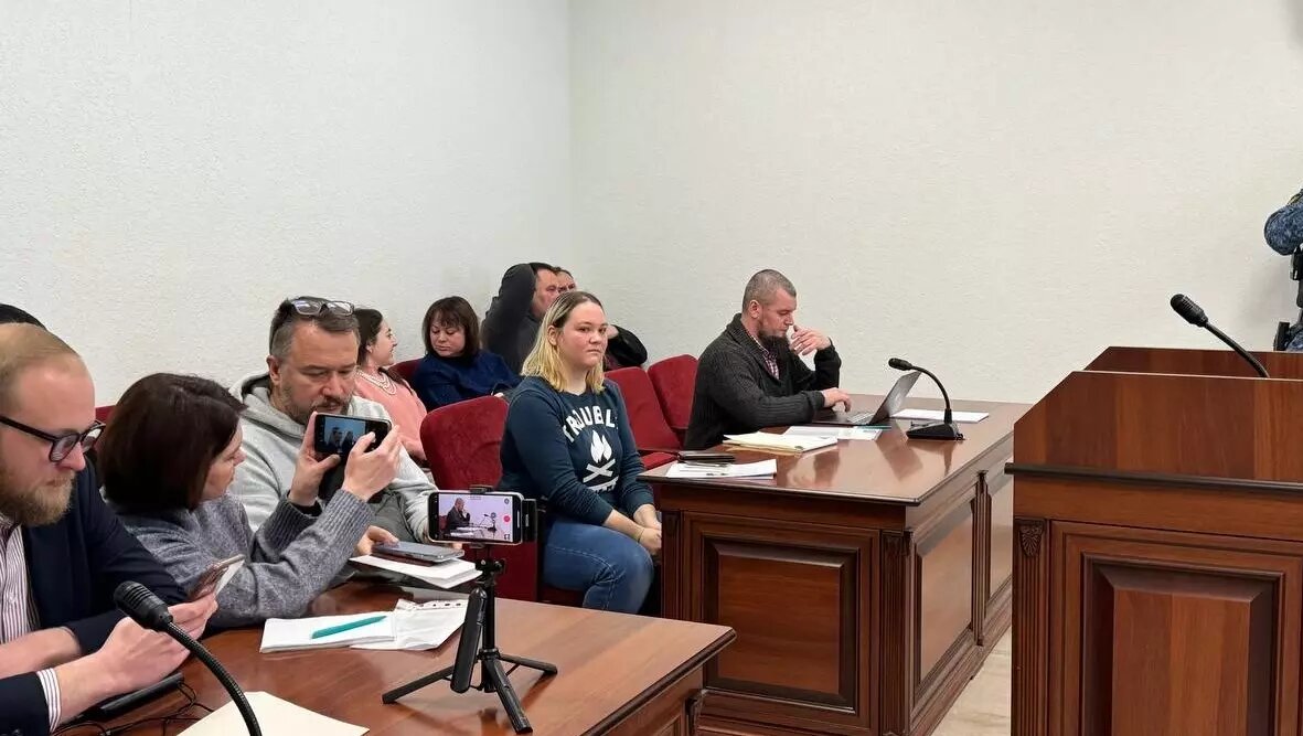     Нижегородский областной суд 13 февраля оставил в силе решение по делу 24-летней Анастасии Ершовой, которой дали пять суток ареста за радужные сережки. Об этом сообщает корреспондент NewsNN с места событий.