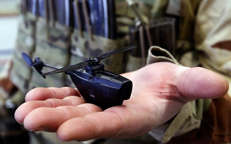 На фото: ультракомпактный дрон-разведчик беспилотный вертолет Black Hornet Nano («Черный шершень»). Источник: https://masterokblog.ru/?p=47262
