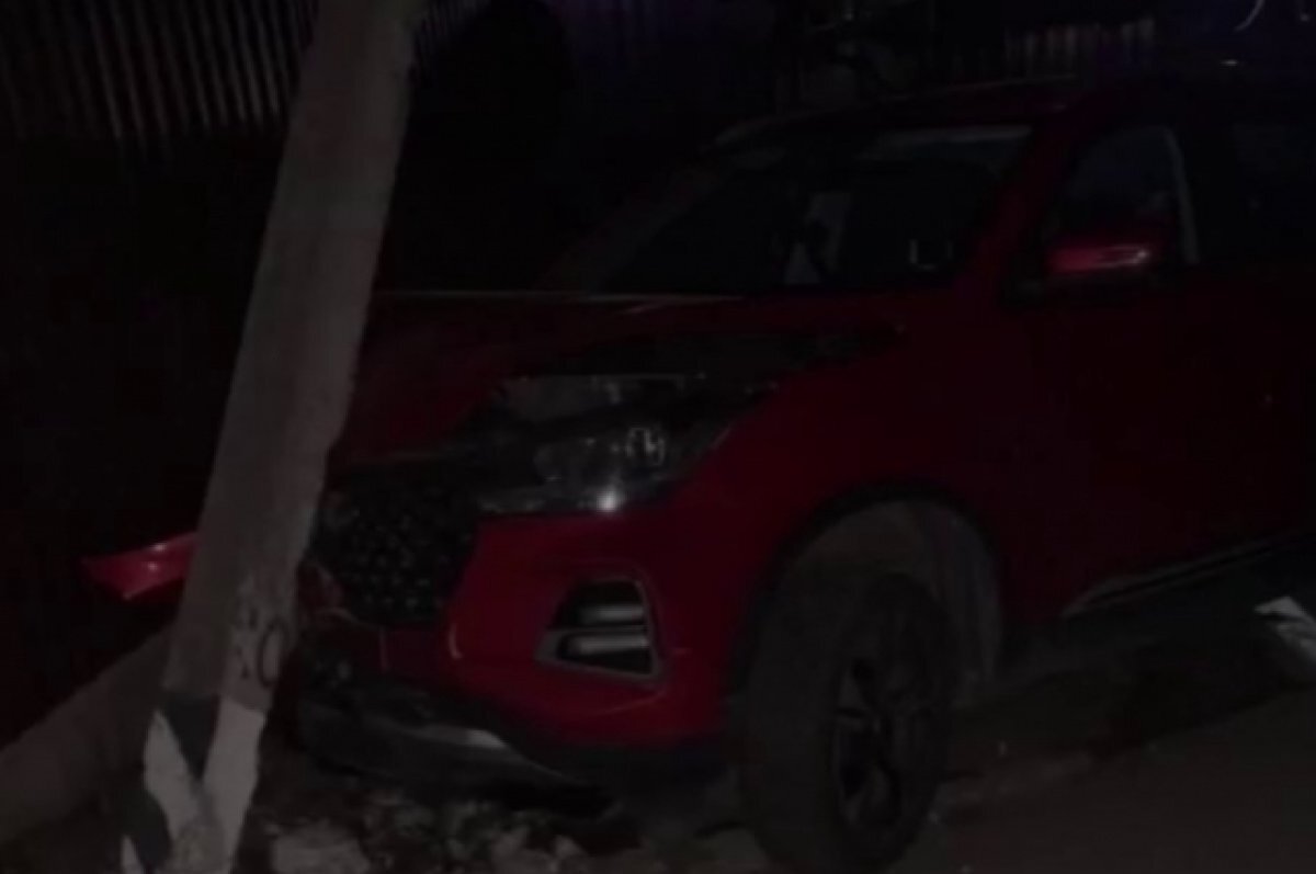    В Сочи мужчина врезался в столб на угнанном у сожительницы автомобиле