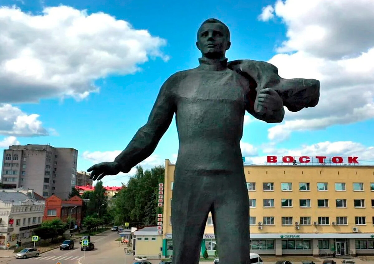 Вокзал город гагарин. Памятник Гагарину в городе Гагарин. Гагарин памятник Смоленск.