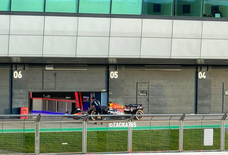    Новый болид Red Bull Racing заметили в СильверстоунеСоцсети
