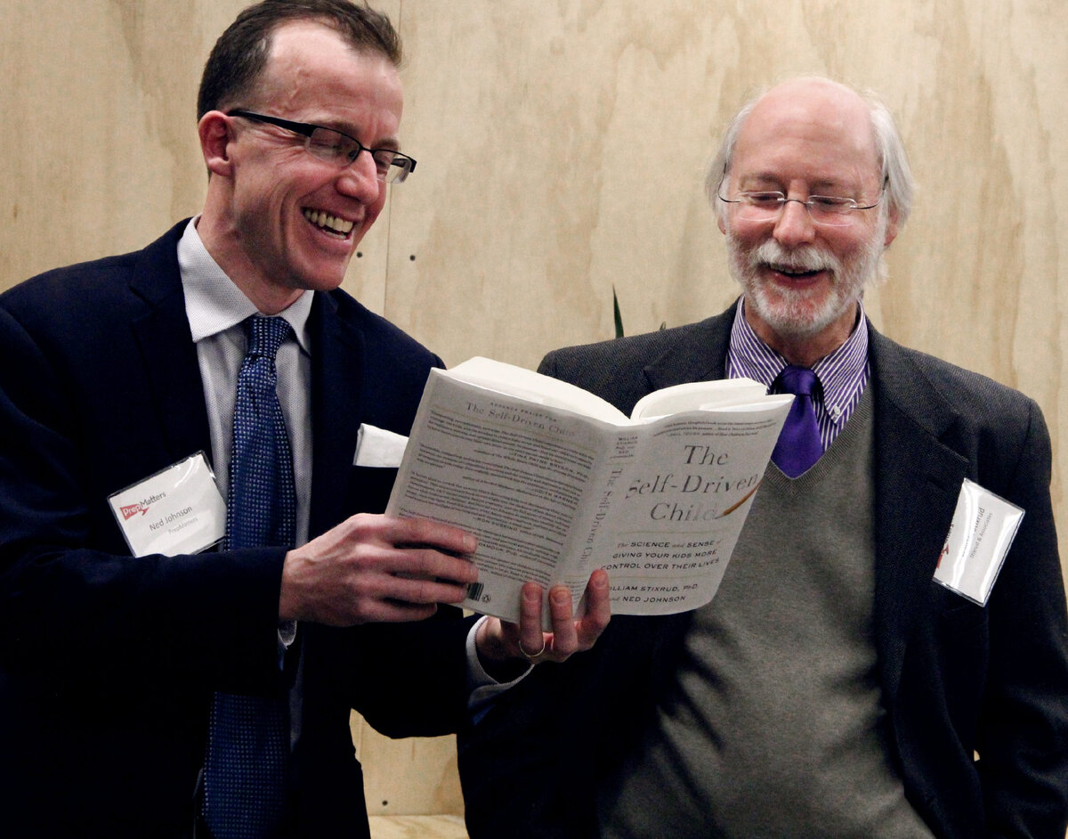 Нед Джонсон и Уильям Стиксруд со своей книгой "Самостоятельные дети"