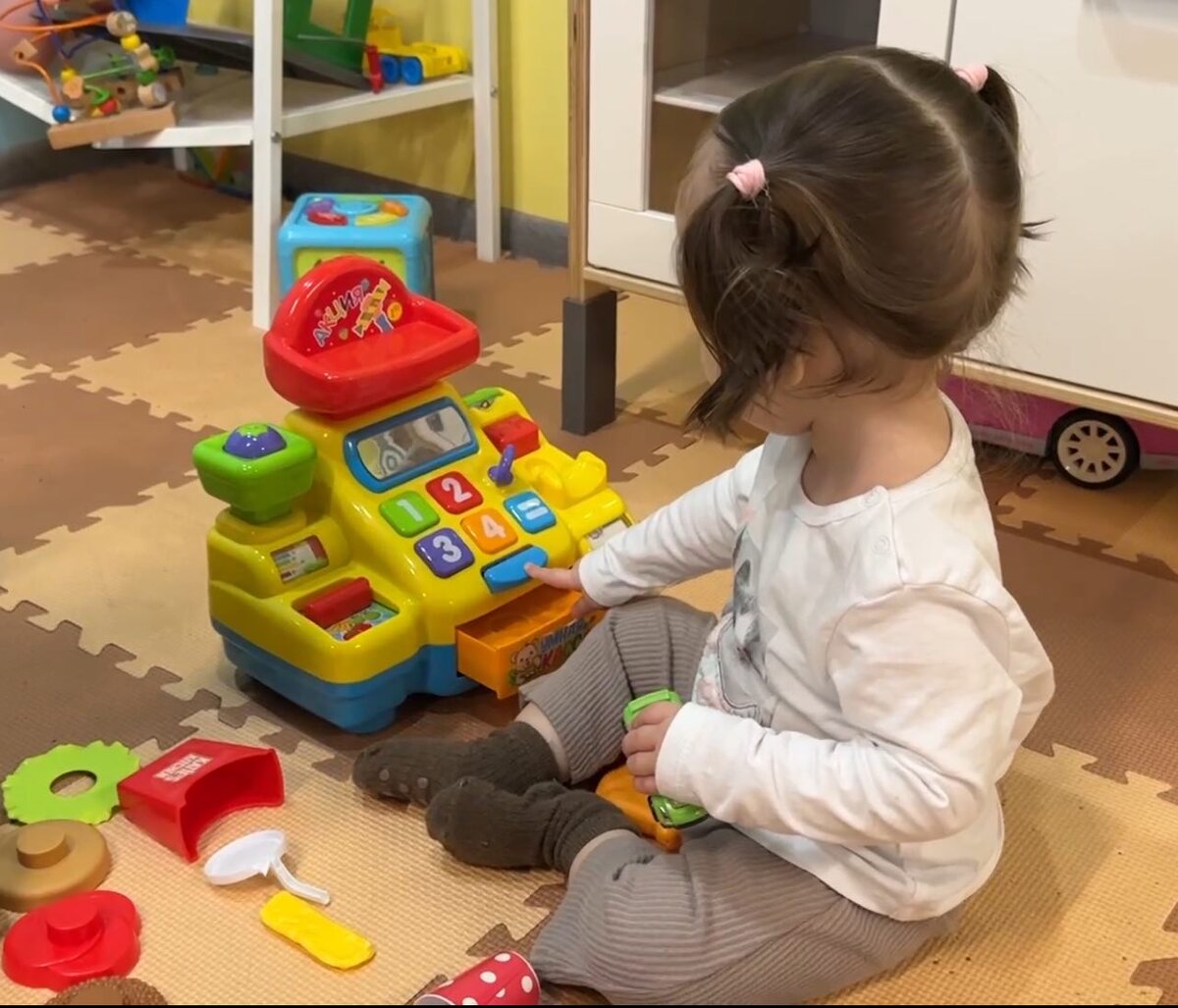 Считает, сколько на неё родители тратят