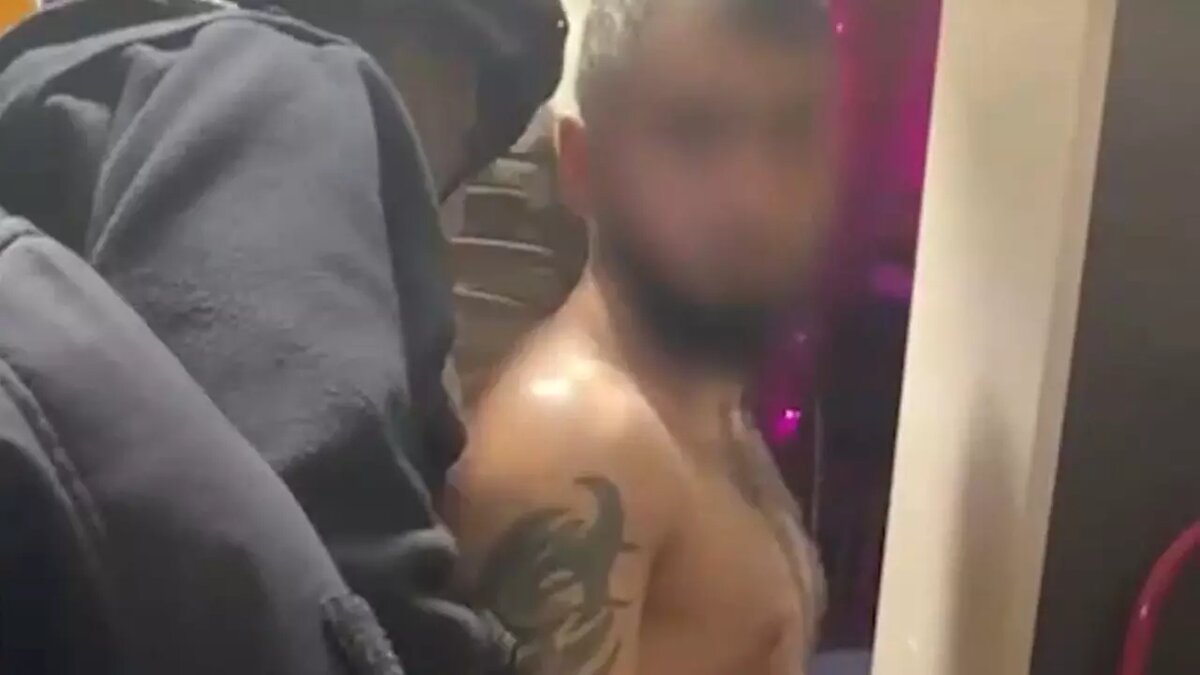     Двух мужчин 27 и 30 лет задержали в Волжском Волгоградской области сотрудники Росгвардии и полиции, сообщает областное ГУ МВД. Злоумышленники вымогали у бизнесмена 200 тыс. рублей, угрожая ножом.