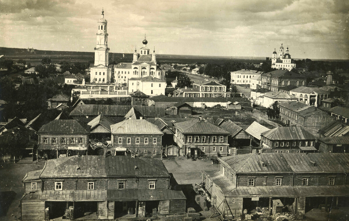 Спасо-Преображенский Собор в Темникове (справа - церковь Живоначальной Троицы). 1912 г. Источник фото - Зараев Н. Н. Темников - земля Ушаковых: Фотографии из собрания краеведа Александра Чернухина. 2017. 