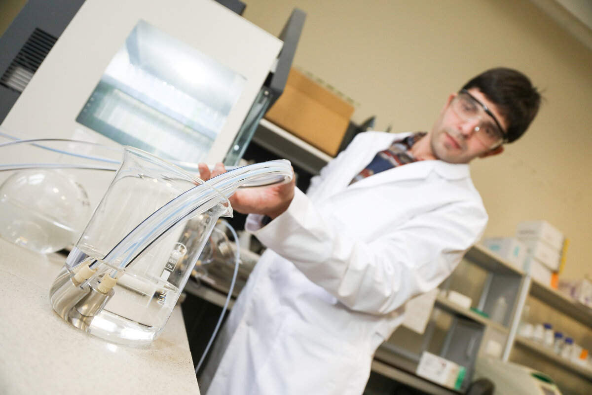 Полученный «сырой» продукт отправляется в препаративный хромотограф для разделения смеси и выделения чистых фракций целевого вещества. Ученые выбирают наиболее удачные фракции, чистота которых составляет не менее 98%.