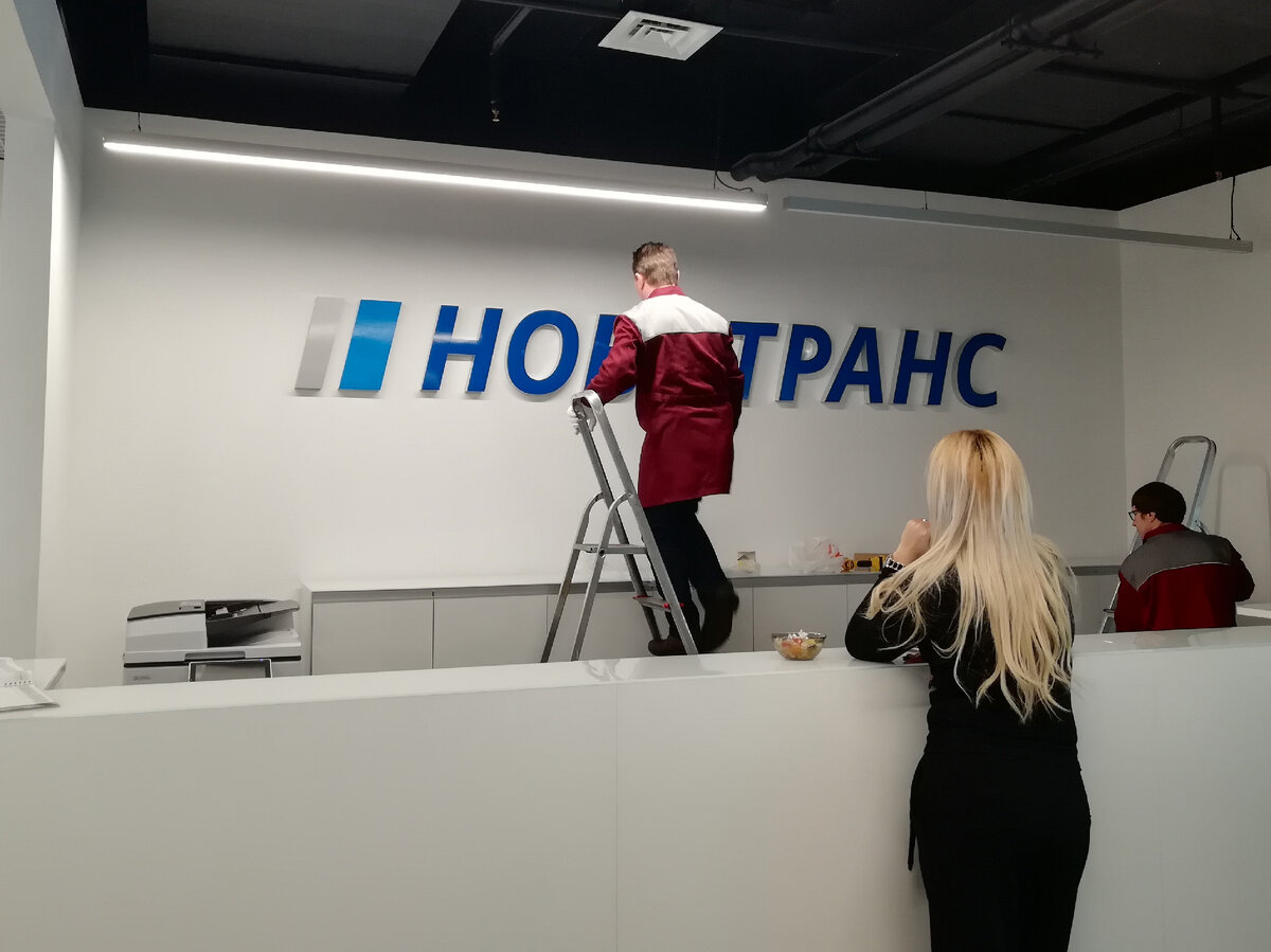Интерьерные вывески в офисе являются важным элементом навигации и корпоративного стиля компании. Компания Принт-Постер специализируется на офрмлении офисоного пространства