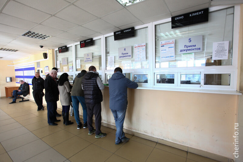    Всего на учет поставили 8700 автомобилей. Впервые получили права 2454 человека. Об этом cherinfo рассказали в РЭО ГИБДД Череповца.