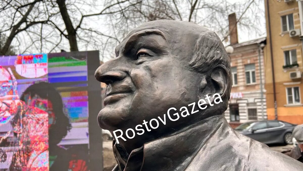     В Ростове-на-Дону во время церемонии открытия памятника Жванецкому местная жительница устроила скандал, сообщил корреспондент RostovGazeta.