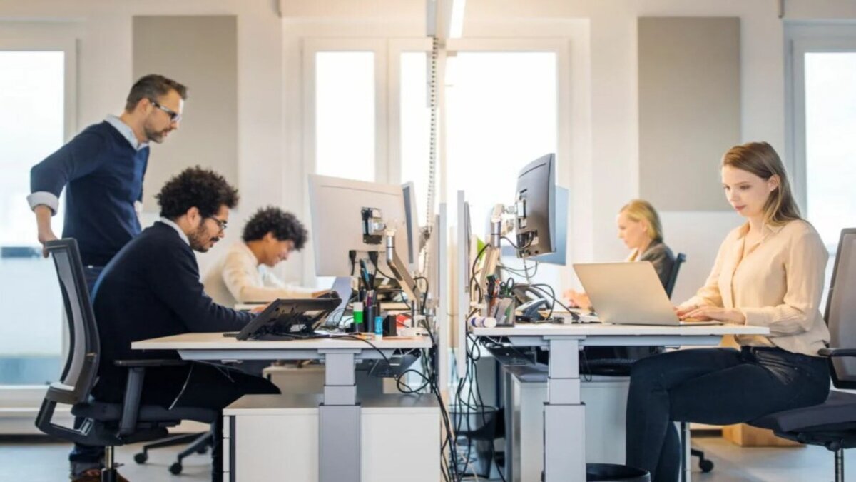 Выгнать гостей. Человек перед дверью. Как выпроводить культурно гостей. Как прогнать гостей. Как прогнать гостей.