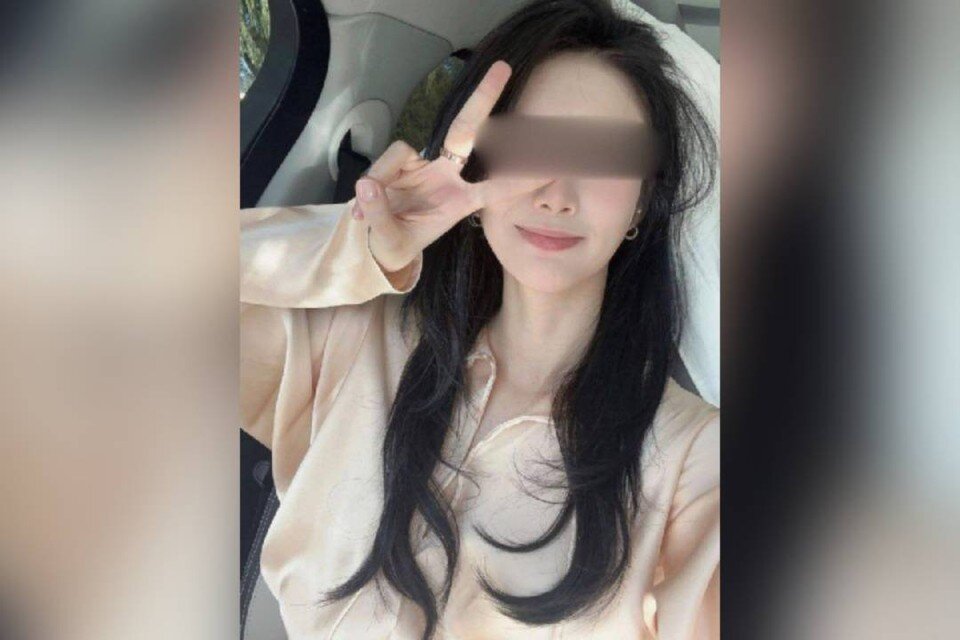 Передает деньги. Дал в долг друзьям. Дай денег в долг. Занять деньги картинка. Хочешь потерять друга займи ему денег.