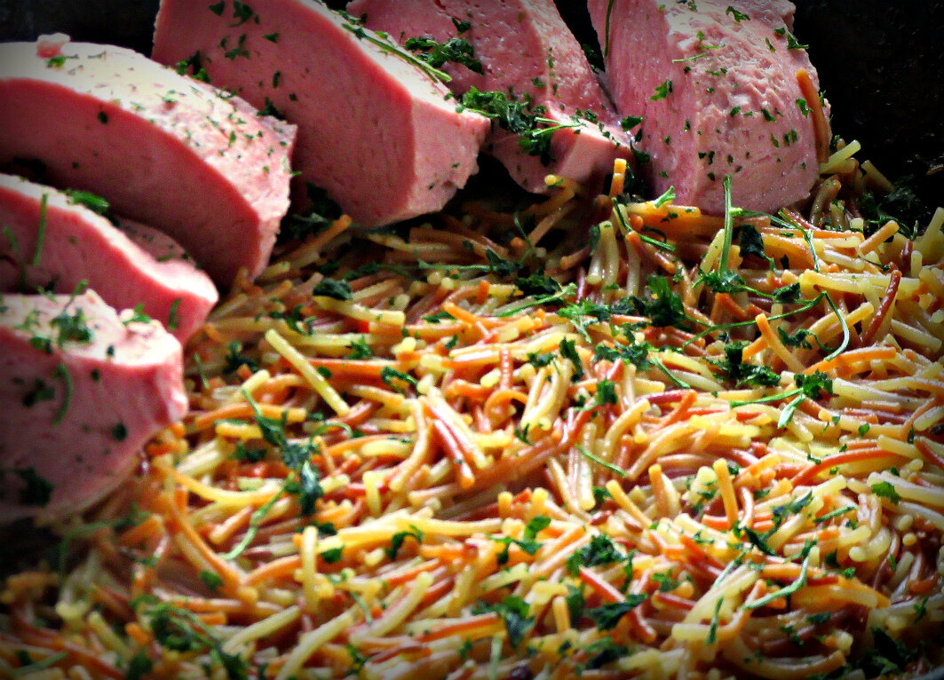 А вот так, по-простому - с толстыми ломтями горячей варёной колбасы. И петрушка свежемороженая всегда в наличии))