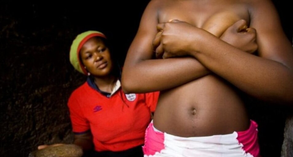 Девушка прячет свою грудь от чересчур назойливого и болезненного материнского внимания .фото из открытых источников 