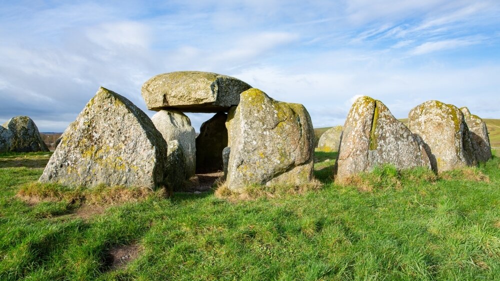    Фото: Shutterstock, Остатки круглого кургана, Дания, 5500 лет назад