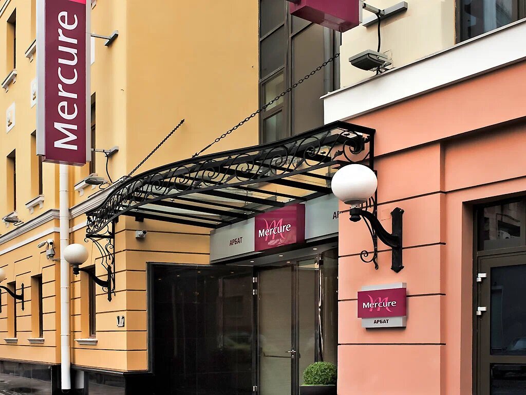 Благодаря стеклянным входным дверям любой посетитель виден сразу. Персонал дежурит на ресепшне круглосуточно и, если нужно, может быстро прийти на помощь. Фото: Mercure 4* / Яндекс Путешествия