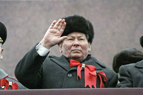 Генеральный секретарь ЦК КПСС Константин Черненко на трибуне Мавзолея В. И. Ленина, 1984 год / Юрий Абрамочкин/РИА Новости