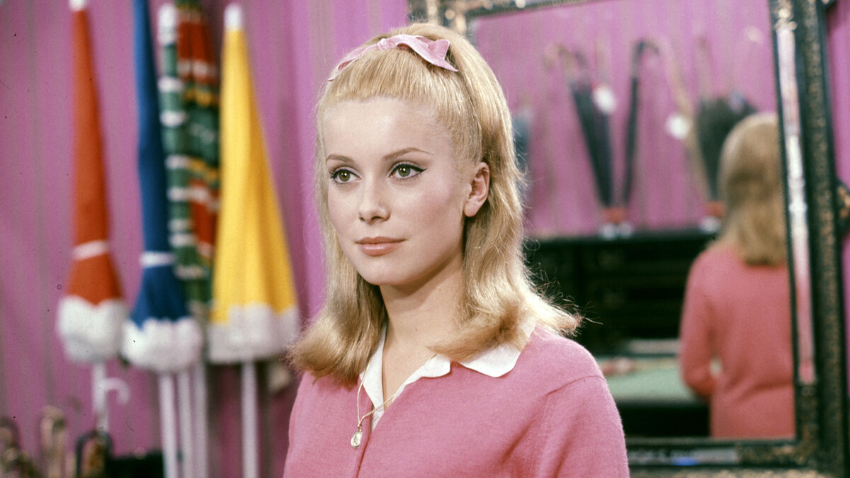 Катрин Денёв в фильме «Шербурские зонтики» (1964)