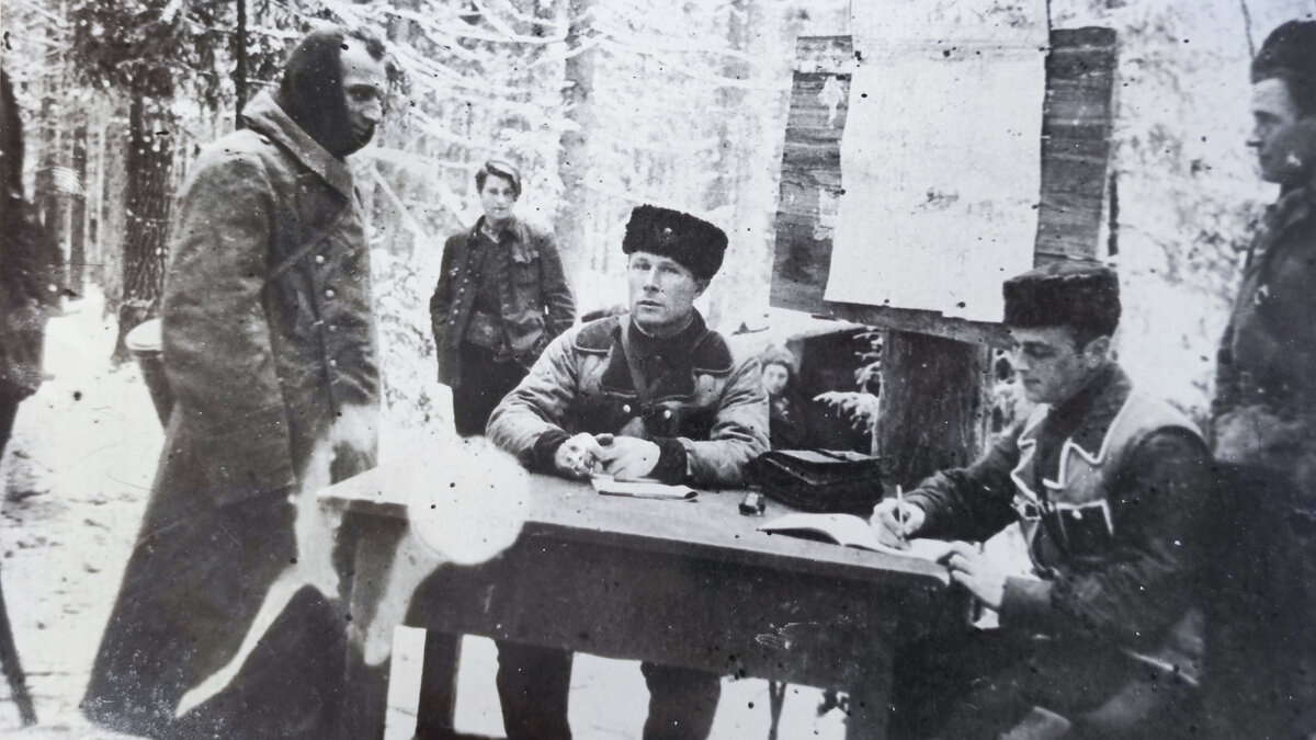 Командир отдельного партизанского отряда имени Г.И. Котовского Н.П. Коленченко допрашивает пленного немца