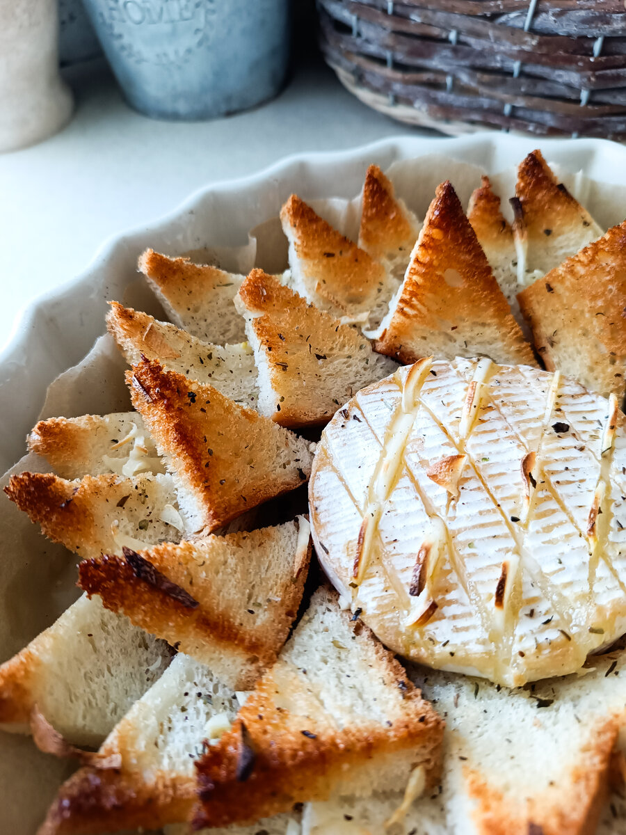 Манящий аромат сыра, чеснока и прованских трав