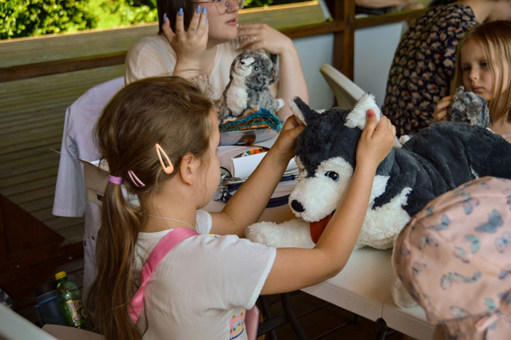 Помогите ребёнку понять, как можно и как нельзя обращаться с собакой. Потренироваться можно на игрушках. Фотография сделана на нашем фестивале «Собаки в городе» 2022 г.