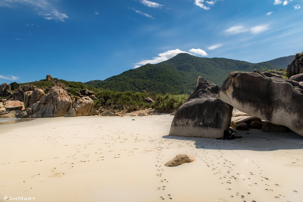 Дикий пляж. Укрыться от солнца можно вот под этими камнями.