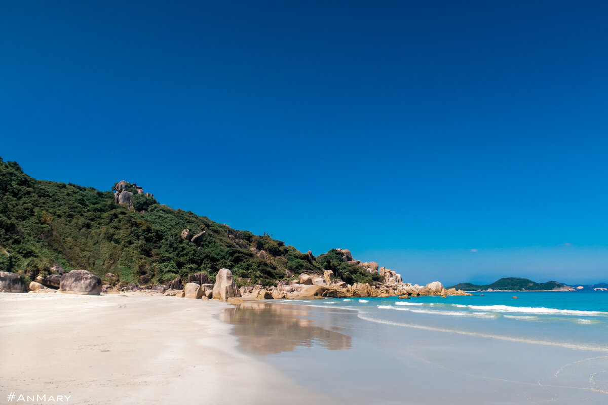 Безлюдный пляж.