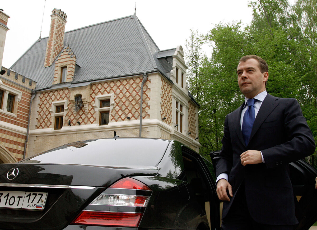 расслабление женщина. уборка в комнате. семья с детьми в новой квартире. уютный беспорядок. постоянные люди в доме.