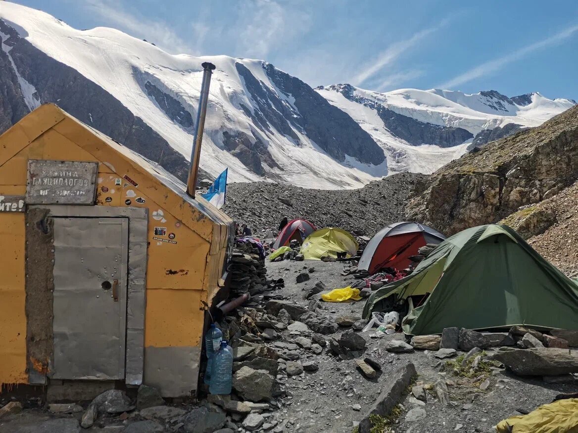 Одевайтесь в поход потеплее. Средняя годовая температура в районе долины Актру составляет −5,2 °С. Источник: Яндекс Карты, автор: Алексей Арестов