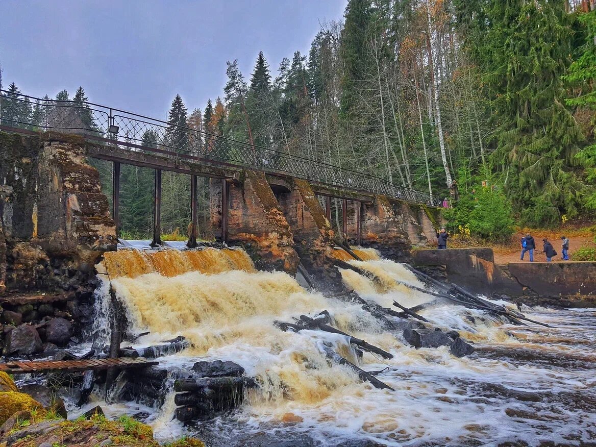 Недалеко от заброшенной ГЭС есть стоянки, где можно перекусить или послушать шум воды. Источник: Яндекс Карты, автор: Егор Котков