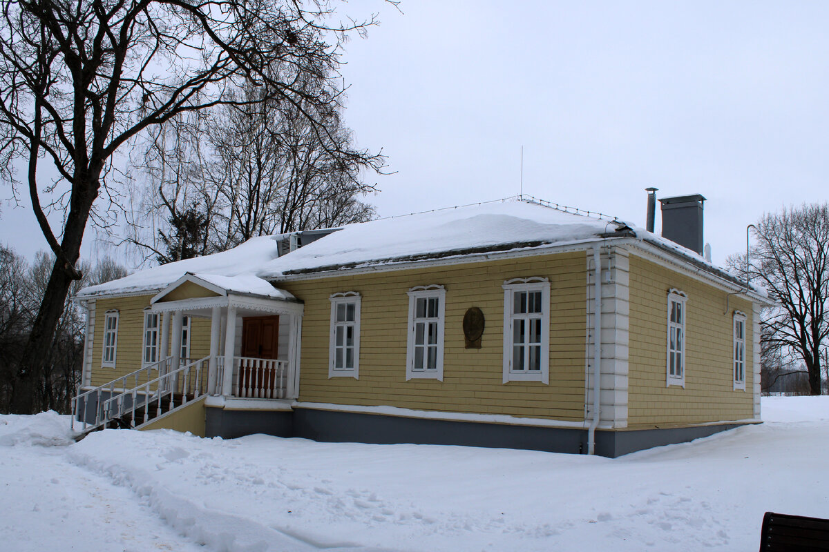 Бывшее Образцовое двухклассное училище в Овстуге. Сейчас - филиал музея Ф. И. Тютчева. 