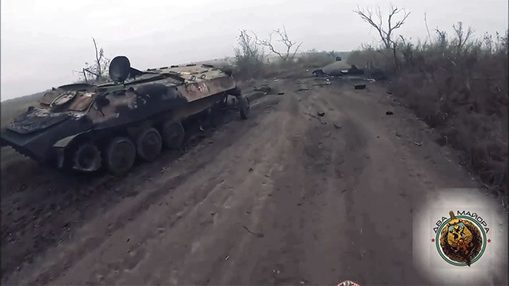 ВСЕ ПОДСТУПЫ К АВДЕЕВКЕ ПРОСТРЕЛИВАЮТСЯ, ОБОЧИНЫ УСЫПАНЫ ОБЛОМКАМИ СГОРЕВШЕЙ ТЕХНИКИ. СКРИНШОТ ТГ-КАНАЛА "ДВА МАЙОРА"