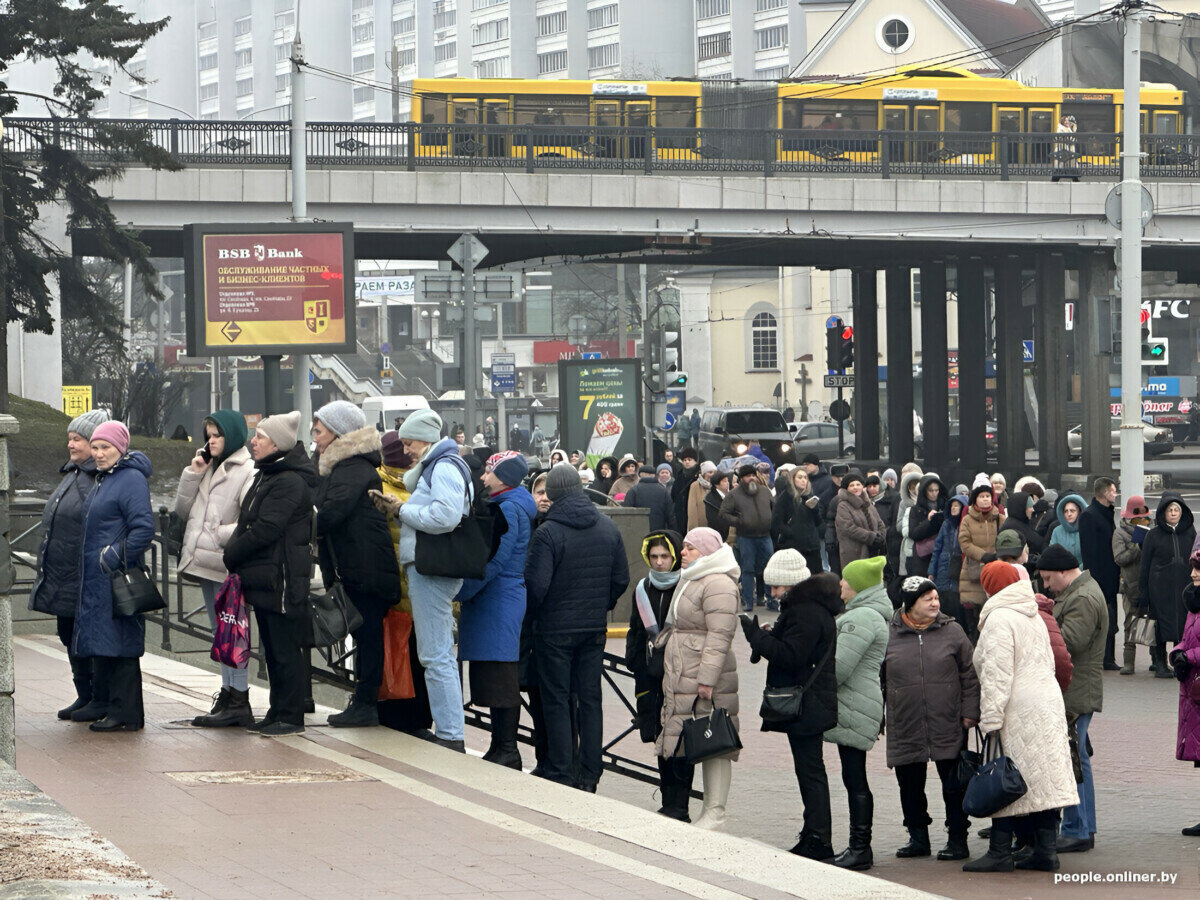 В центре Минска выстроилась километровая очередь. Что случилось? — Фото |  Telegraf - Новости | Дзен