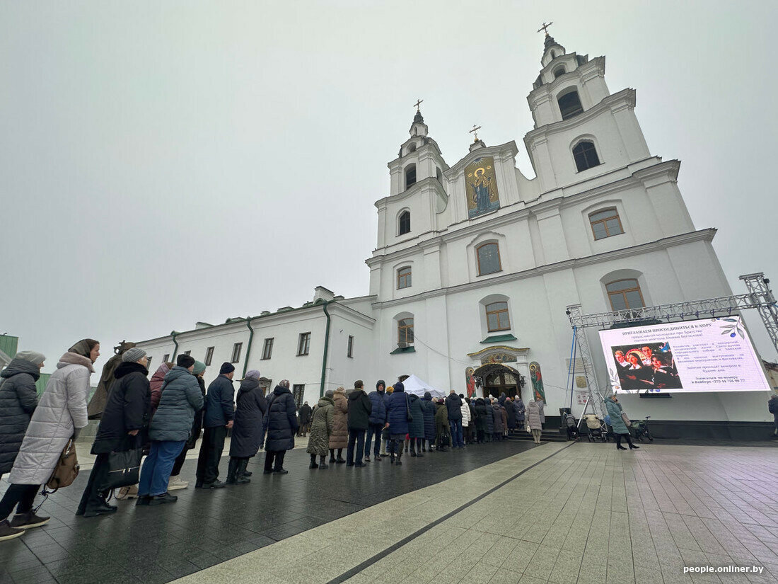 В центре Минска выстроилась километровая очередь. Что случилось? — Фото