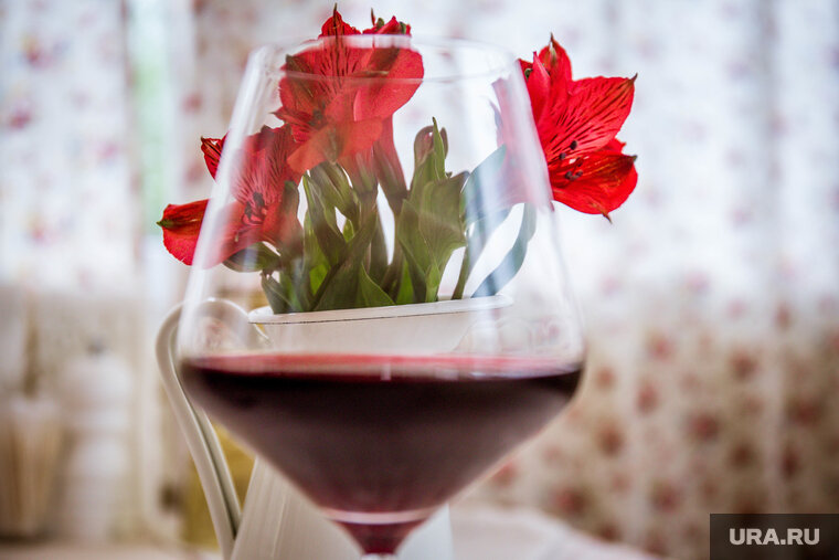 коньяк на столе с закуской. отказывается от хлеба. стол с угощениями. восточные сладости к чаю. откажись от хлеба.