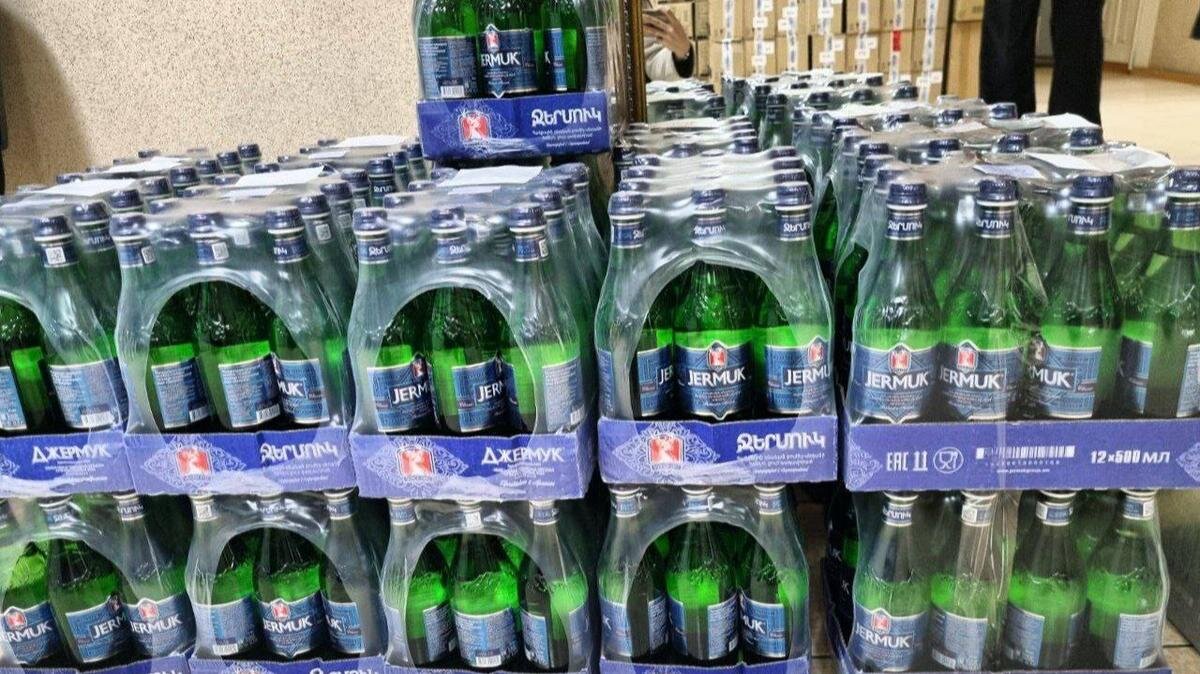 мужчины в пабе. страдающий мужчина. грустный мужчина в баре. мужчина за барной стойкой. парень с алкоголем.