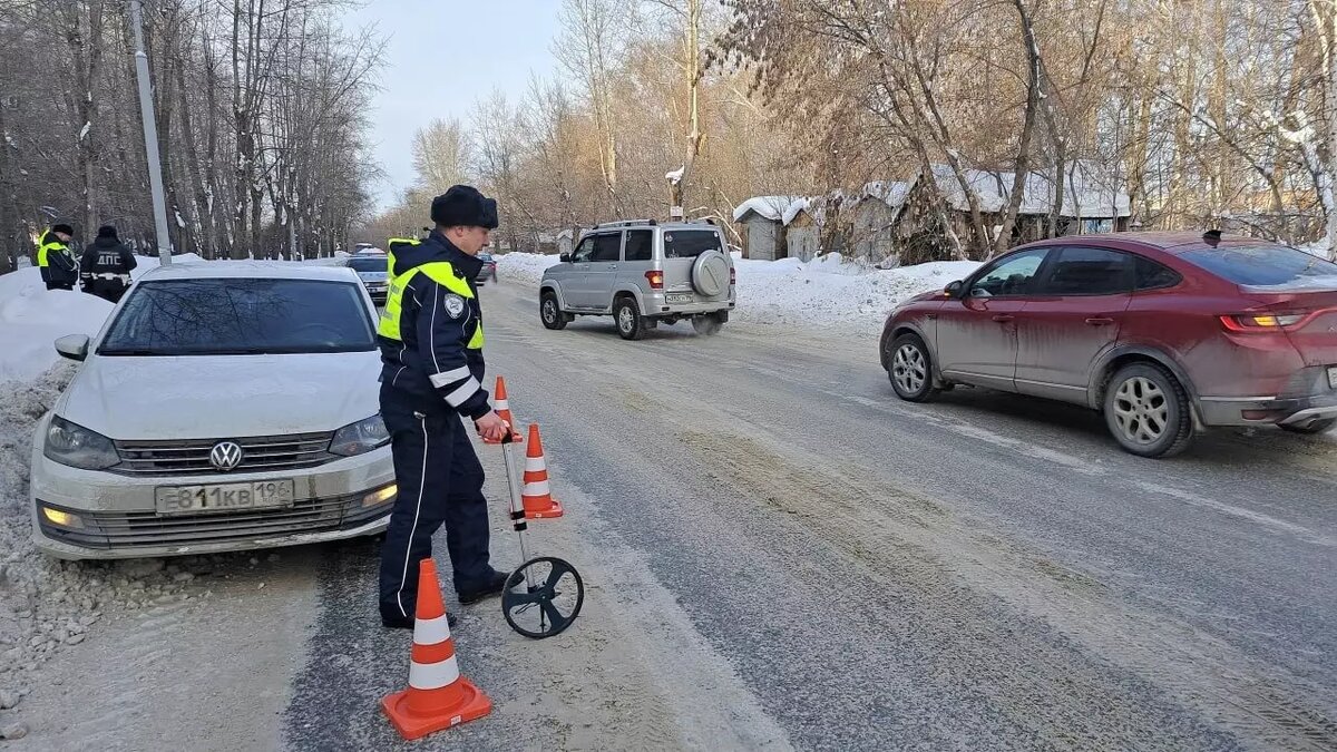 В Екатеринбурге девочка перебегала через дорогу и попала под машину |  Новости Тагила TagilCity.ru | Дзен