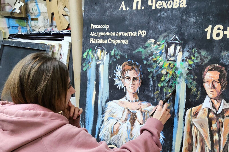    Художник Анастасия Виндер работает над афишей к спектаклю (фото: Камышинский драматический театр)