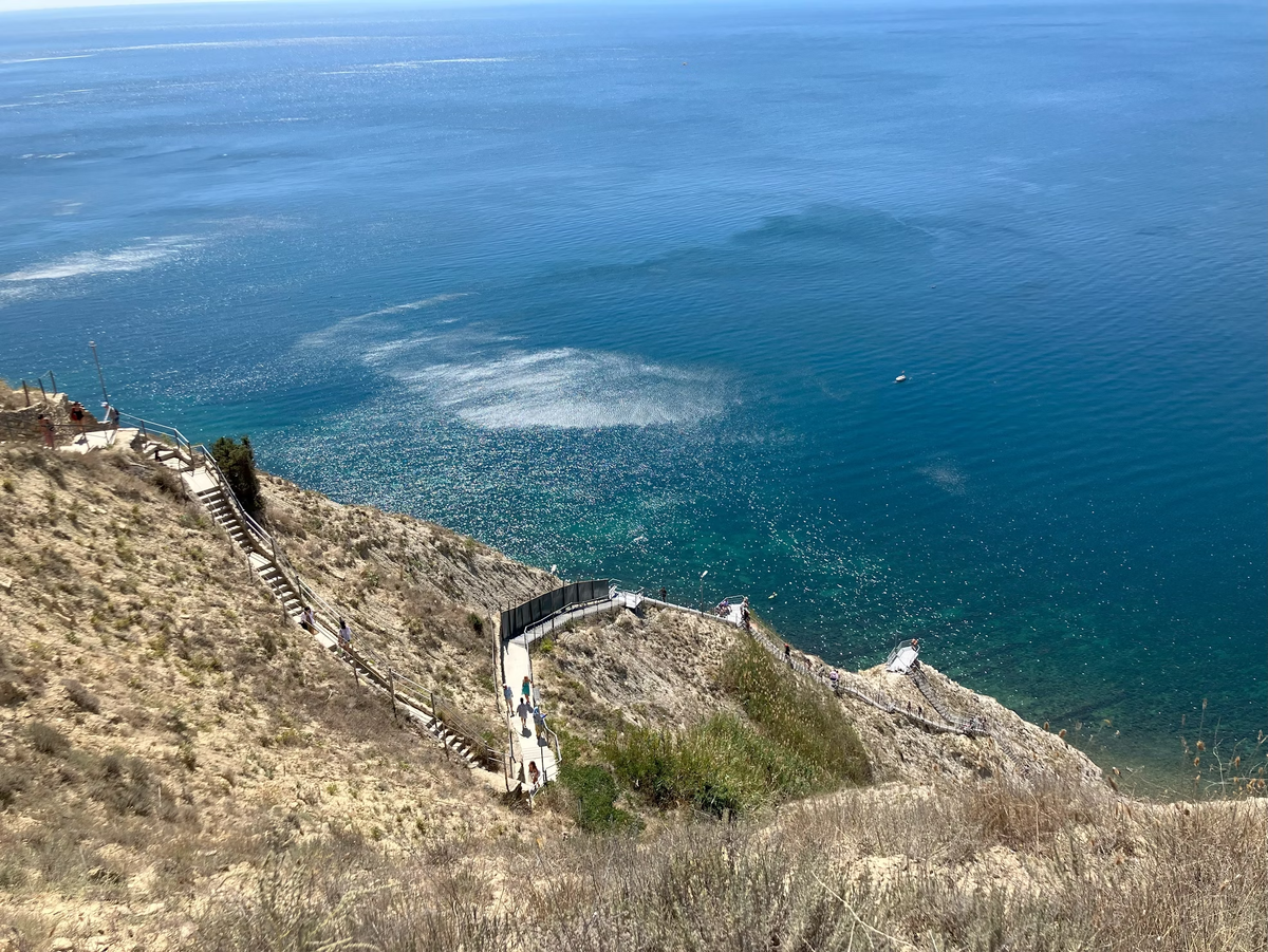Планировать отпуск лучше заранее: так сможете поехать в место мечты в самый подходящий сезон, сэкономить на билетах и выбрать самые лучшие номера в отелях.-10