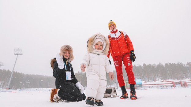    Александр Большунов с семьей после гонки.ФЛГР