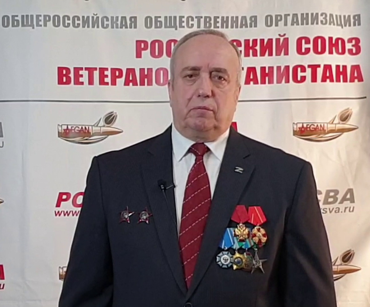 Менеджер супермен. Герой лидер. Концепция героев и толпы. Супермен в пиджаке. Супермен в офисном костюме.