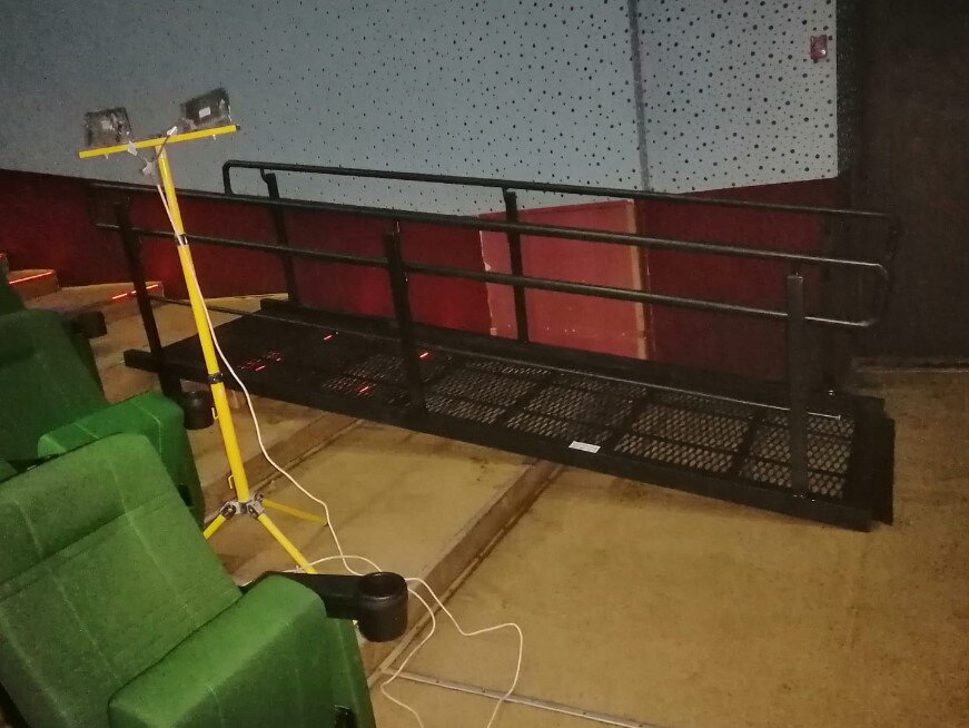 парковамдля инвалидов. благоустройство для инвалидов. московский паркинг для инвалидов. парковочные места для инвалидов закон. городская среда для инвалидов.