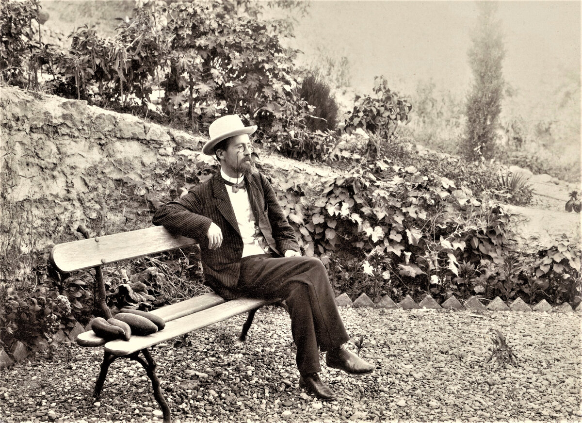 Чехов в саду на своей даче в Ялте