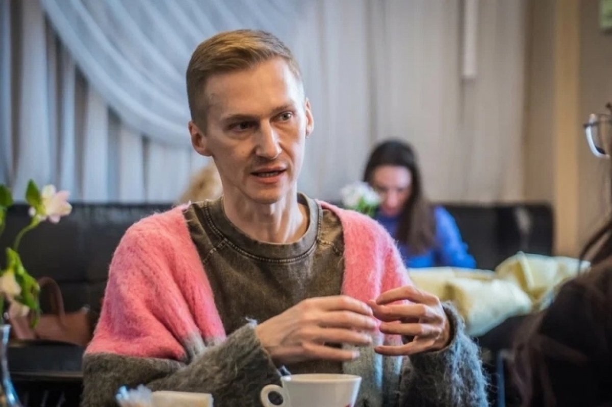    Режиссер получил свою известность как соавтор сериала «Чики».