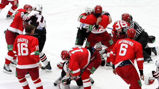 9 января 2010 года. Чехов. Массовая драка хоккеистов во время матча «Витязь» — «Авангард». Фото photo.khl.ru