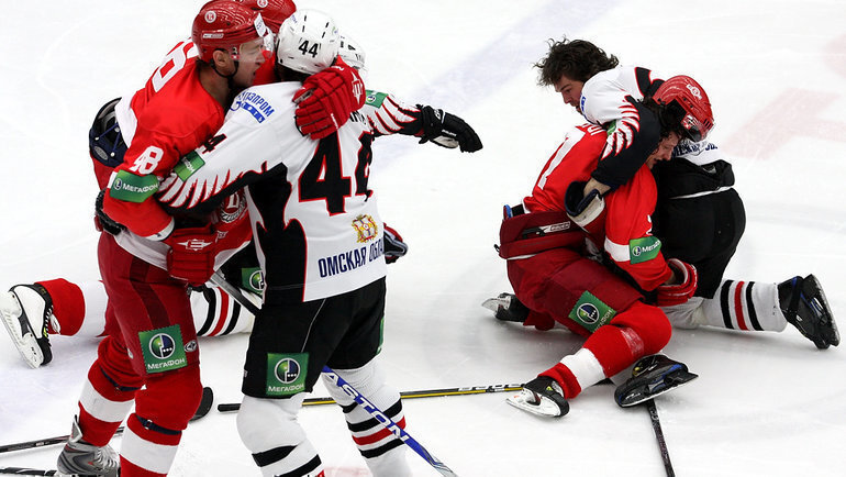 9 января 2010 года. Чехов. В массовой драке принял участие и звезда мирового хоккея Яромир Ягр (справа), выступавший за «Авангард». Фото photo.khl.ru